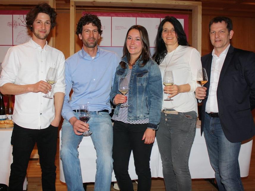 Martin und Andrea Fink (r.) mit den Bodenseewinzern Claudius Haug, Benjamin Lanz und Viola Kress. Martin und Andrea Fink (r.) mit den Bodenseewinzern Claudius Haug, Benjamin Lanz und Viola Kress.