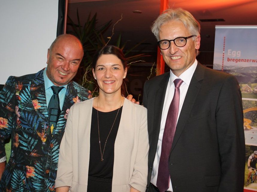 Moderator Heinz Wendel, Organisatorin Martina Heidegger und Bürgermeister Paul Sutterlüty.