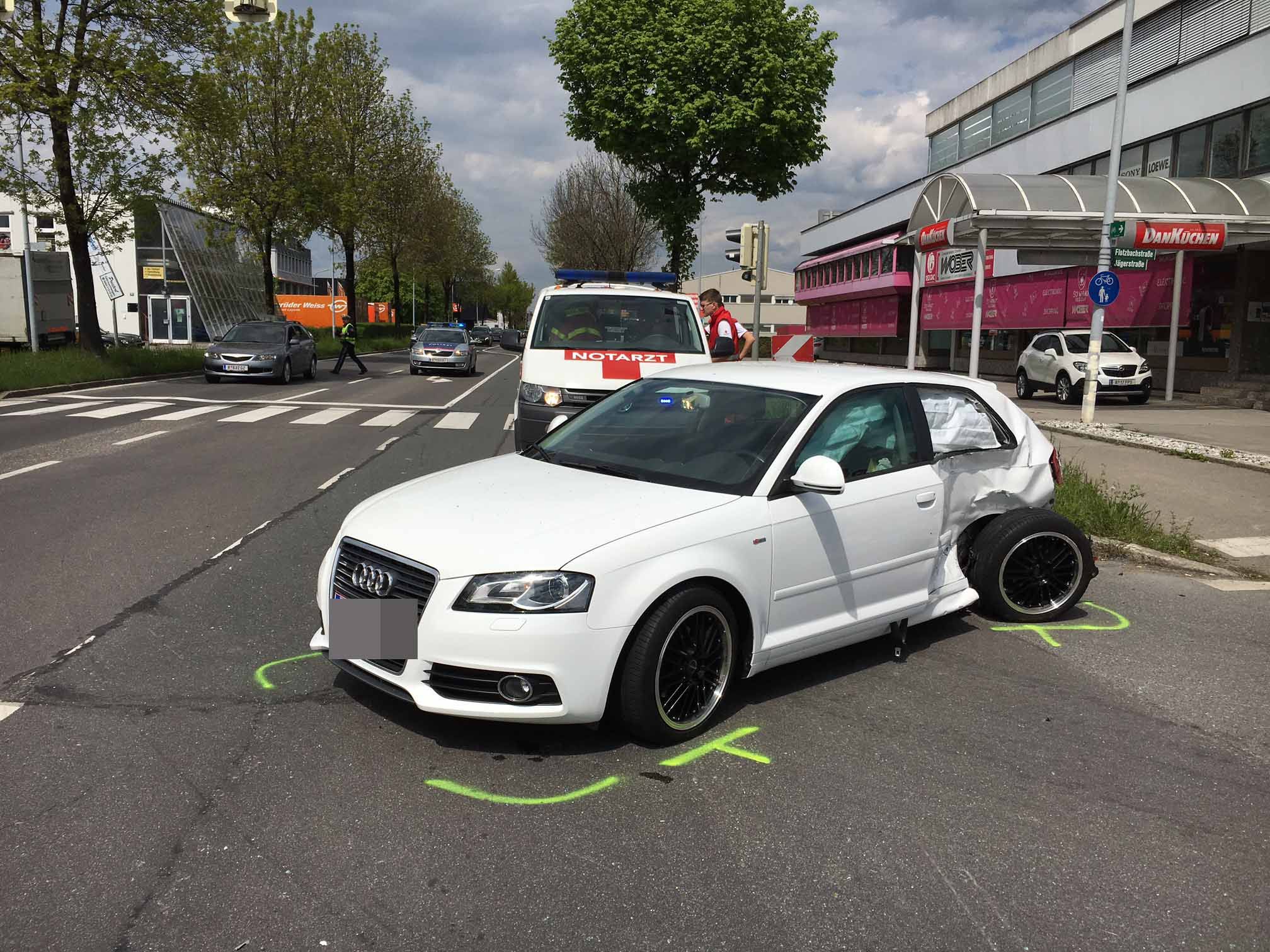 Auto quer über Fahrbahn geschleudert.