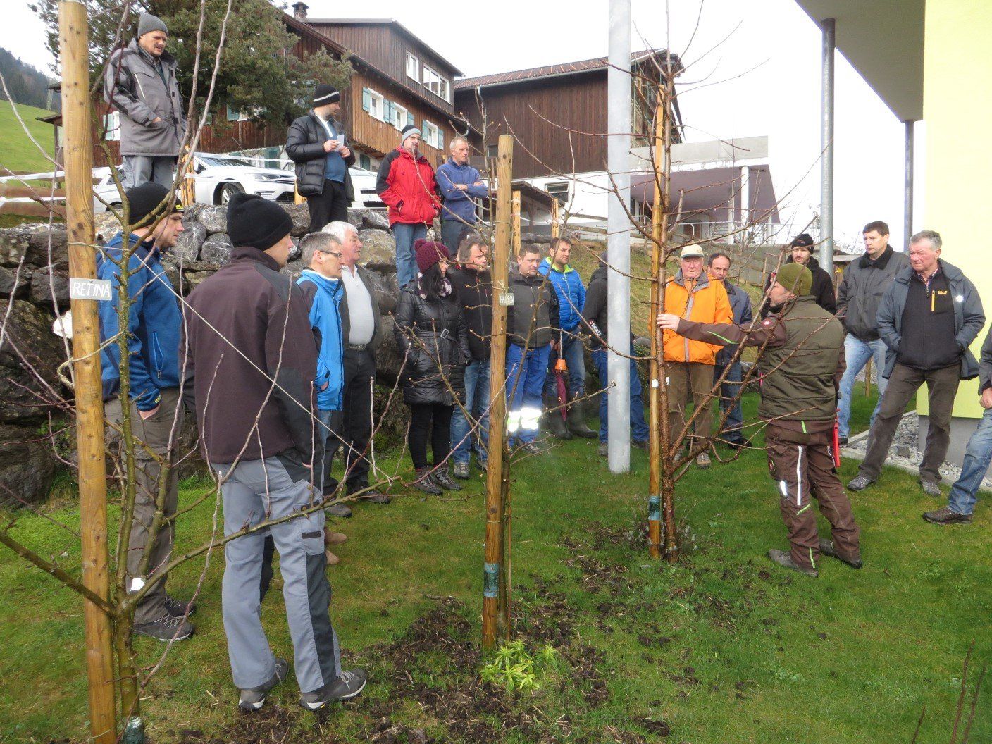 Baumschnittkurs im Garten von Kursleiter Franz Berchtold, Alberschwende Baumschnittkurs im Garten von Kursleiter Franz Berchtold, Alberschwende