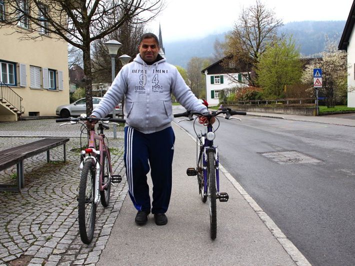 Onur wurde gleich doppelt fündig beim Radmarkt bei der Volksschule Hofen. Onur wurde gleich doppelt fündig beim Radmarkt bei der Volksschule Hofen.