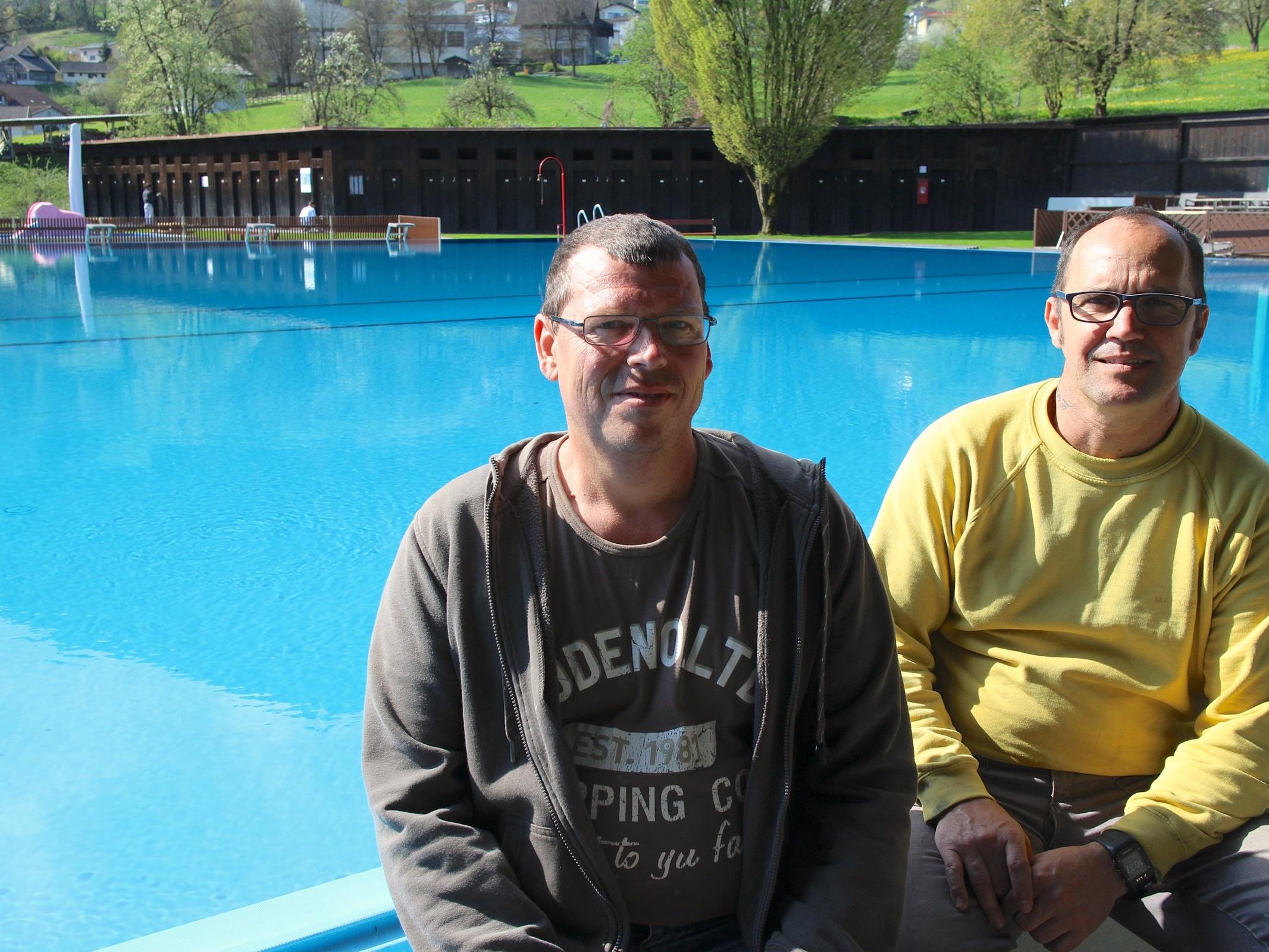 Die Bademeister Helmut Stelzer und Patrick Hammerle freuen sich auf viele Gäste in der „Felse“.