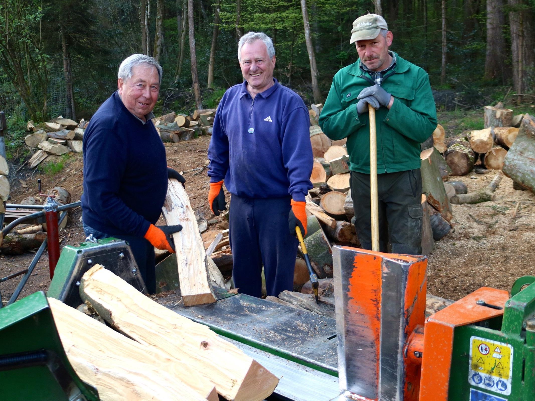 Sehr oft sind Obmann Herbert Zelzer, Obmann Stv. Michael Gut jun. und Erwin Sonderegger bei der Holzarbeit anzutreffen.