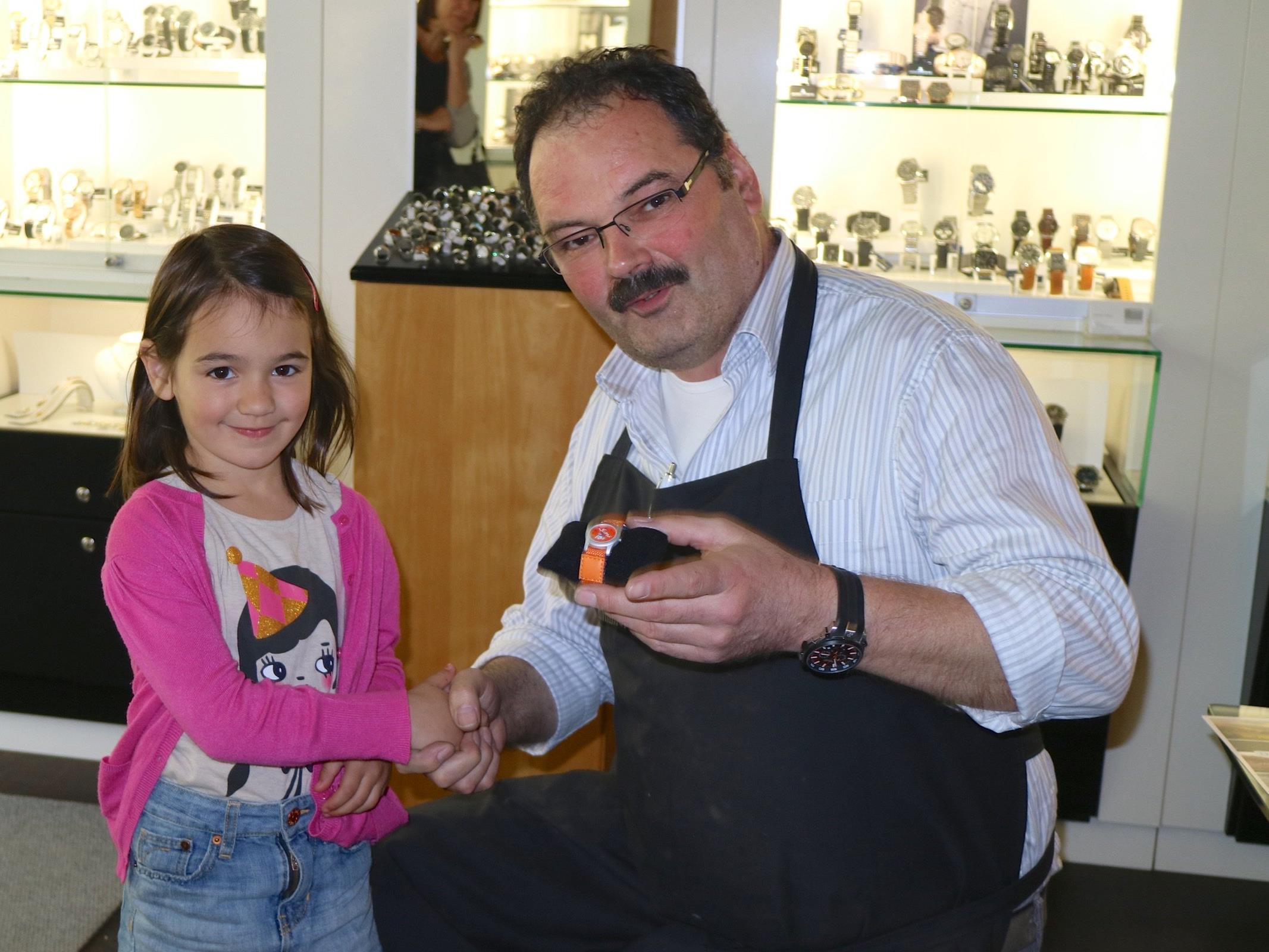 Ortsvorsteher Fredy Himmer durfte der fünfjährigen Carla Magalotti aus Tosters die coole Kinderuhr für das Siegerbild überreichen.