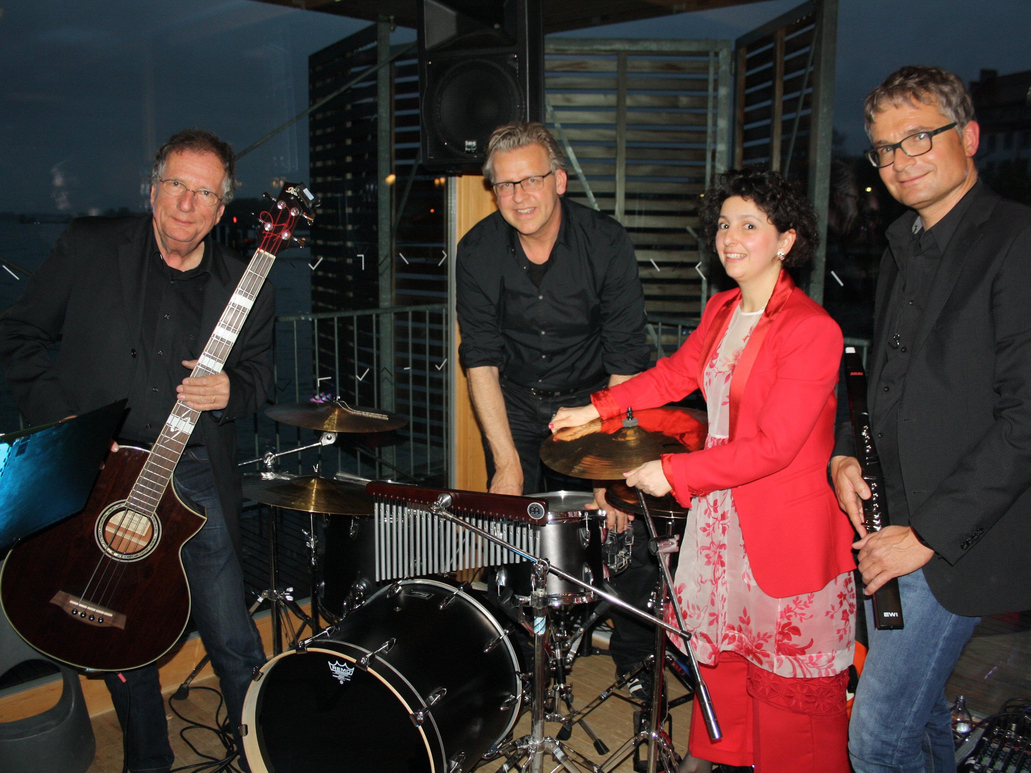 Peter Barth (Bass), Roland Gütt (Drums), Marina Raidt-Altunashvili (Piano/Gesang) und Markus Kaulingfrecks (Quer-Synthiflöte) sorgten beim letzten „Jazz am See“-Event“ am Kaiserstrand für beste Stimmung.