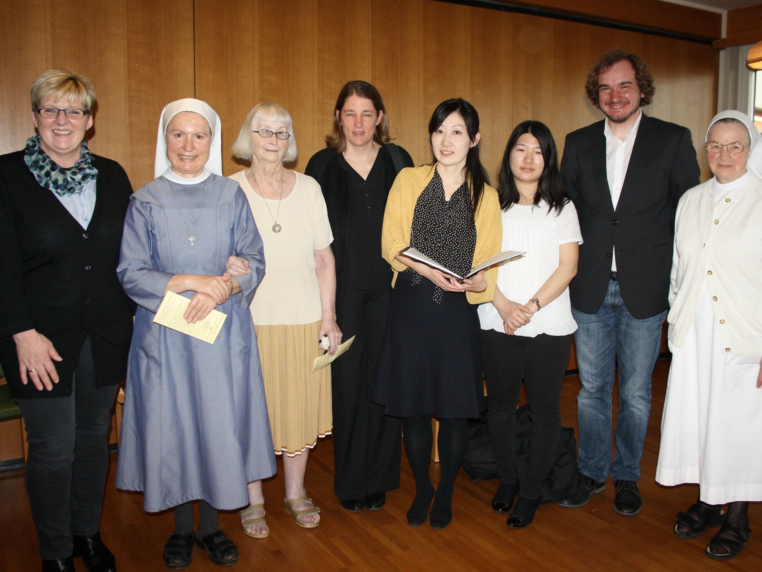 Nach dem erfolgreichen Konzertauftritt stellten sich die Künstler zusammen mit einigen Heimbewohnern gern für ein Erinnerungsfoto vor die Kamera. Nach dem erfolgreichen Konzertauftritt stellten sich die Künstler zusammen mit einigen Heimbewohnern gern für ein Erinnerungsfoto vor die Kamera.