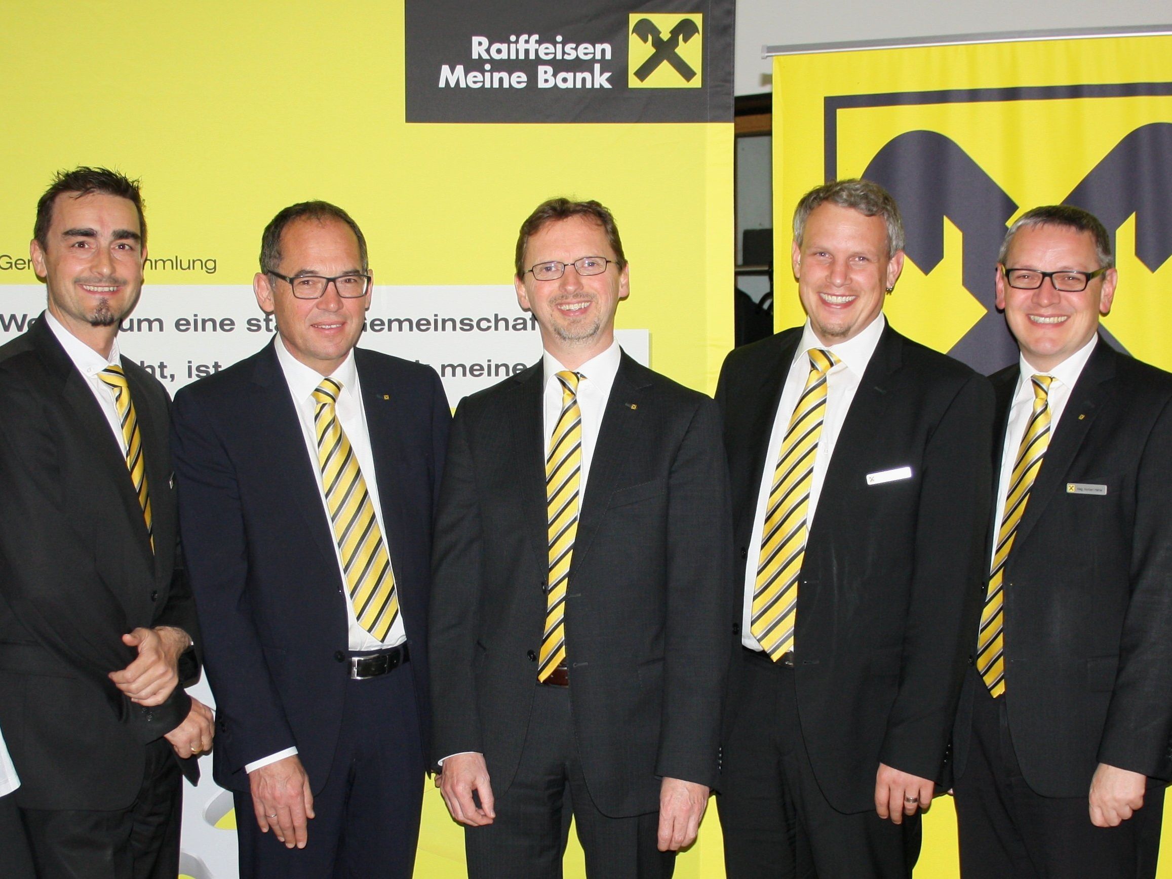 Das Führungsteam der Raiffeisenbank Leiblachtal: Bankstellenleiter Jan Moosbrugger (Hörbranz), die Vorstandsdirektoren Gustav Kathrein und Hubert Gieselbrecht sowie die Bankstellenleiter Christian Eienbach (Hohenweiler) und Norbert Hehle (Lochau), von links. Das Führungsteam der Raiffeisenbank Leiblachtal: Bankstellenleiter Jan Moosbrugger (Hörbranz), die Vorstandsdirektoren Gustav Kathrein und Hubert Gieselbrecht sowie die Bankstellenleiter Christian Eienbach (Hohenweiler) und Norbert Hehle (Lochau), von links.