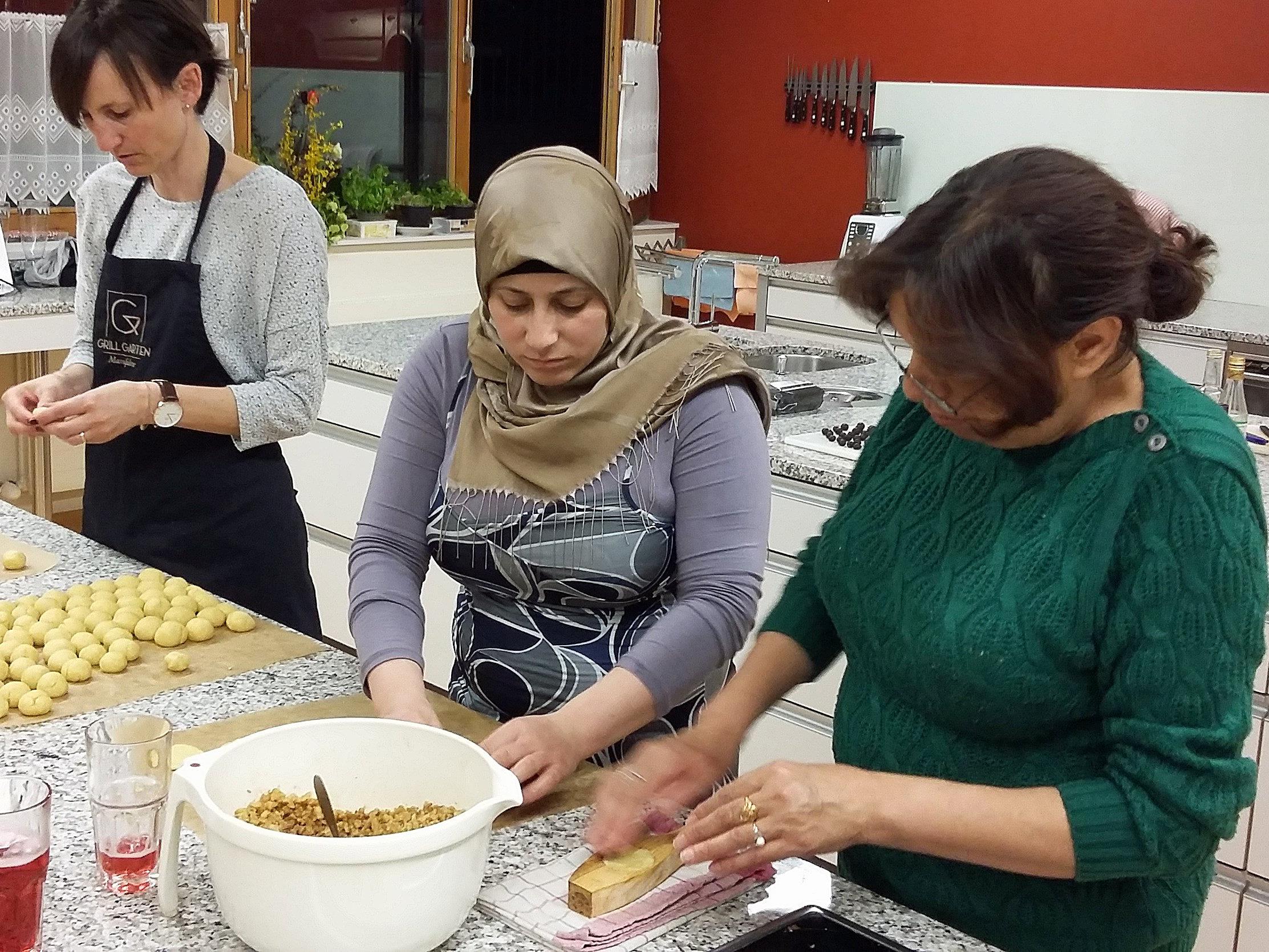Beim gemeinsamen Backen lernen sich Einheimische und syrische Frauen besser kennen.