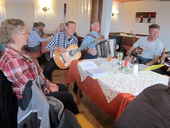 PVÖ Mittel- und Hinterwald beim Bergfrühstück PVÖ Mittel- und Hinterwald beim Bergfrühstück