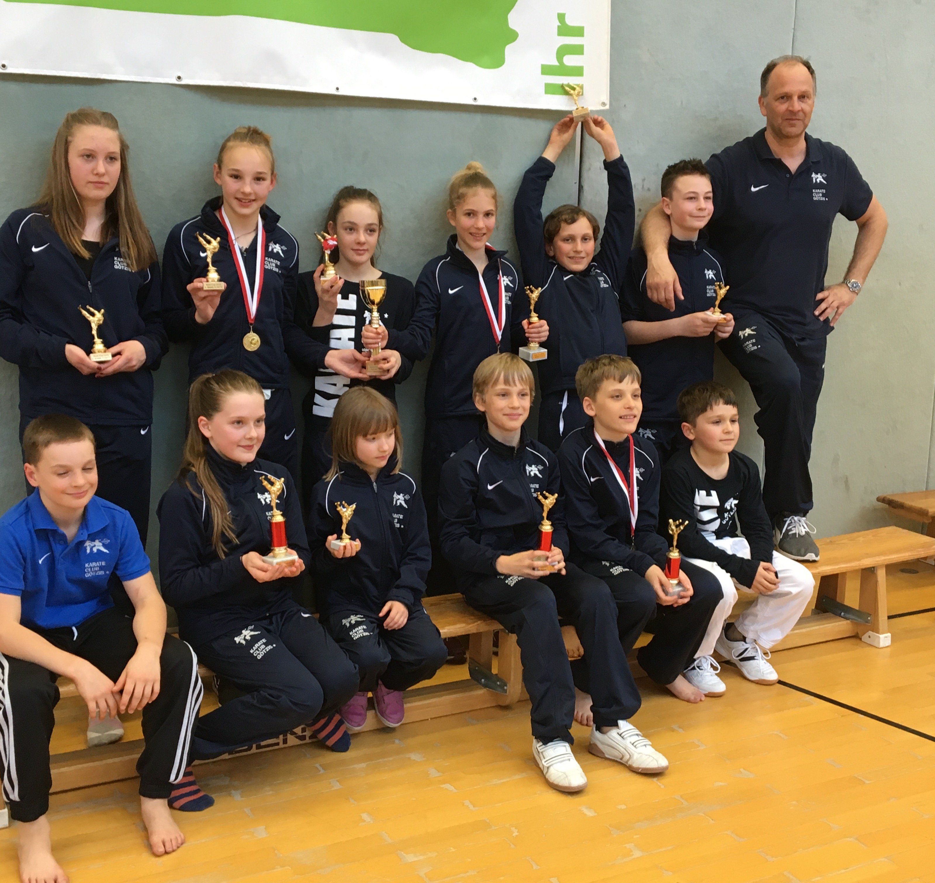Die erfolgreichen Götzner Jung-Karatekas mit ihrem Trainer und sportlichen Leiter Andreas Kleinekathöver Die erfolgreichen Götzner Jung-Karatekas mit ihrem Trainer und sportlichen Leiter Andreas Kleinekathöver