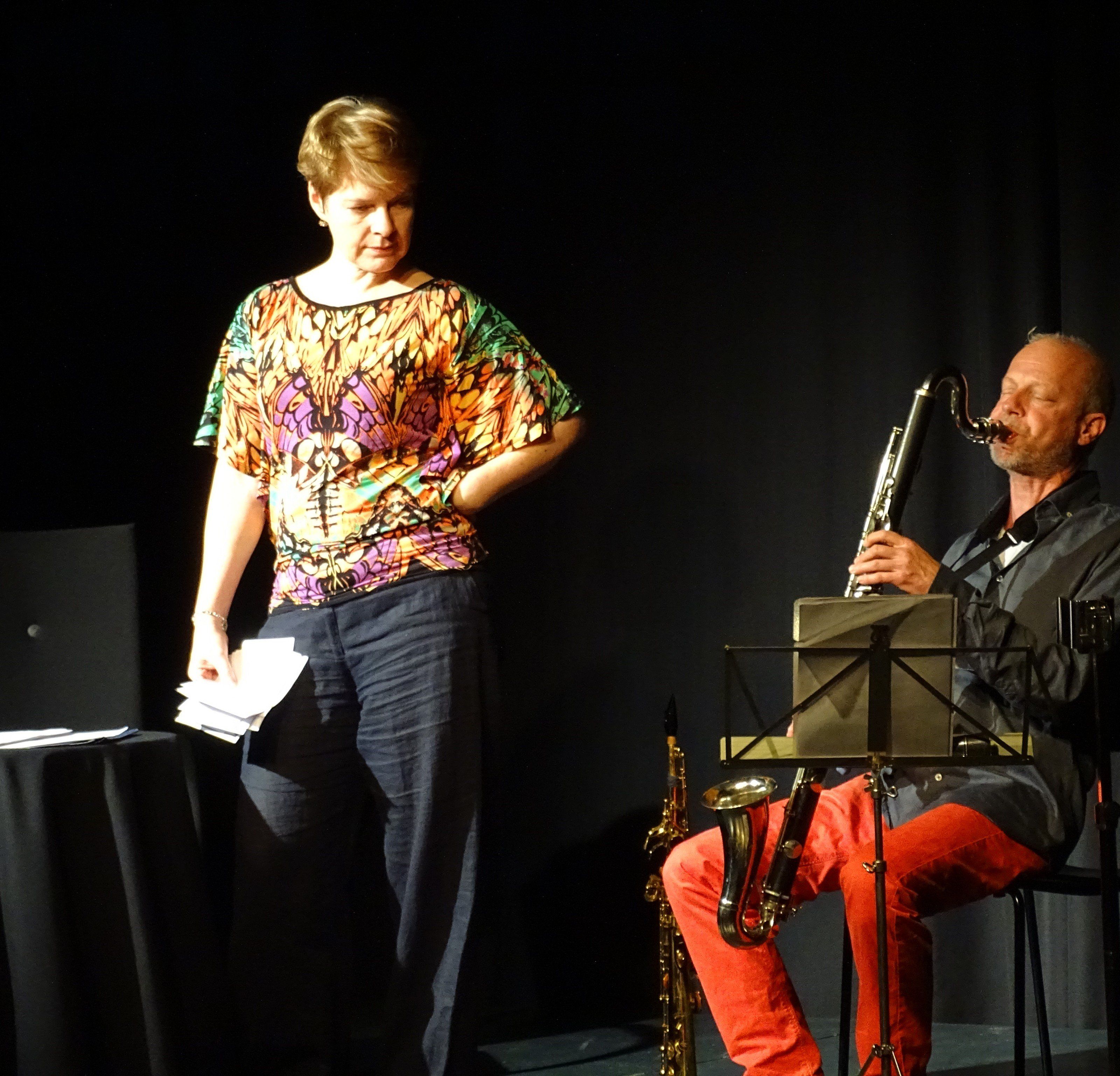 Dorrit Aniuchi und Markus Gsell warfen bei ihrer szenischen Lesung mit Musik einen humorvollen Blick auf das Dickicht zwischenmenschlicher Beziehungen. Dorrit Aniuchi und Markus Gsell warfen bei ihrer szenischen Lesung mit Musik einen humorvollen Blick auf das Dickicht zwischenmenschlicher Beziehungen.