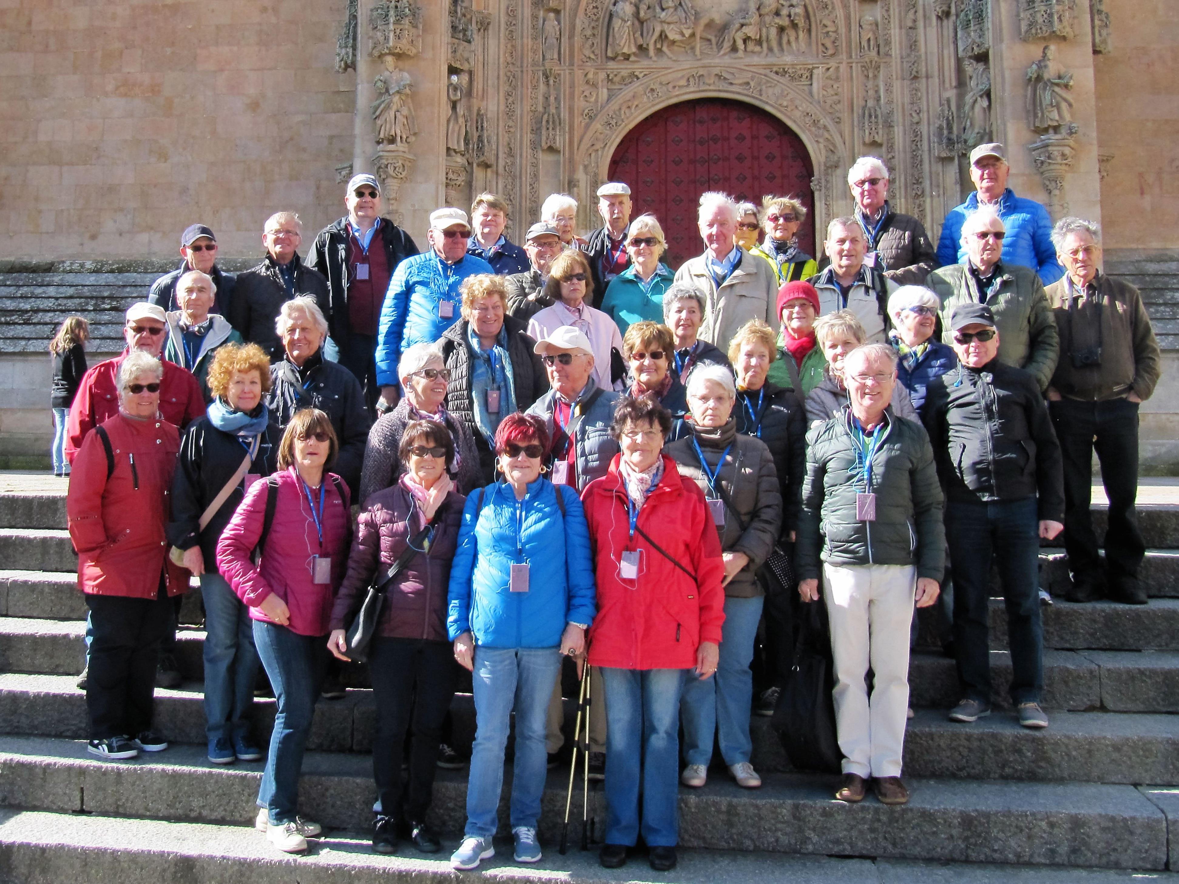 Die Reisegruppe auf den Stufen der Catedral Nueva de Santa María del Asedio.