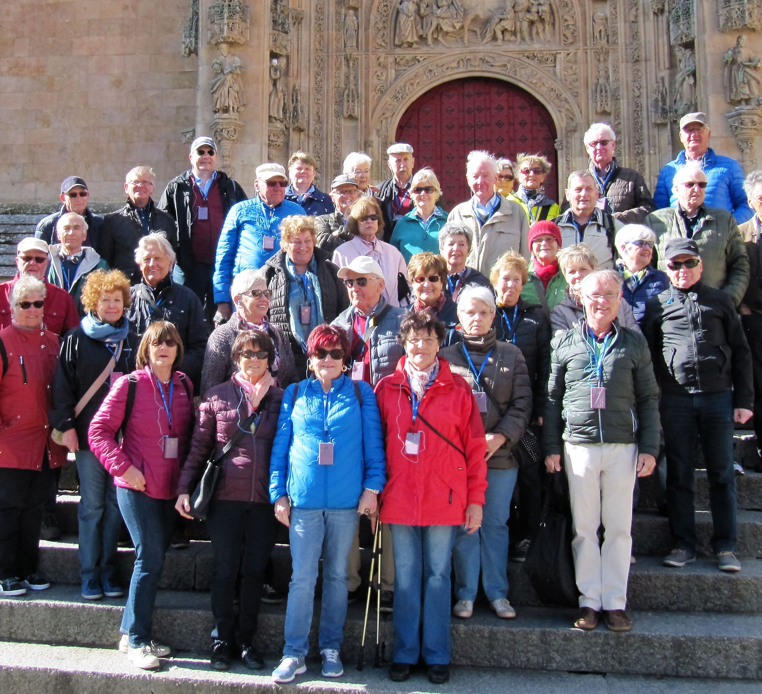 Die Reisegruppe auf den Stufen der Catedral Nueva de Santa María del Asedio.