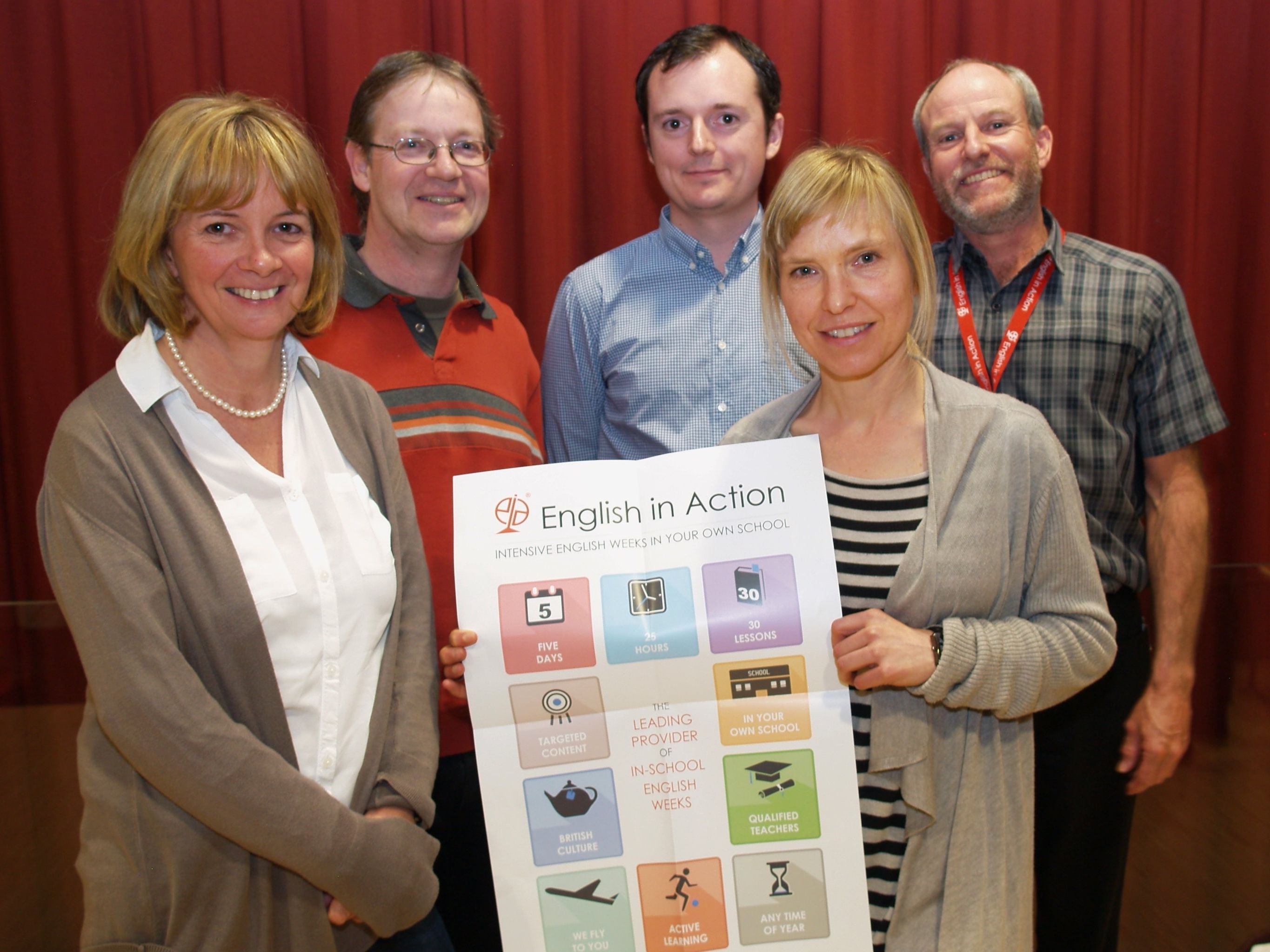 Die Englischprofessoren Christine Grass - Muther und Thomas Welte mit einigen „Native Speakers“, sowie Leiter David Wilks bei der Präsentation in der Aula des BG Bludenz. Die Englischprofessoren Christine Grass - Muther und Thomas Welte mit einigen „Native Speakers“, sowie Leiter David Wilks bei der Präsentation in der Aula des BG Bludenz.