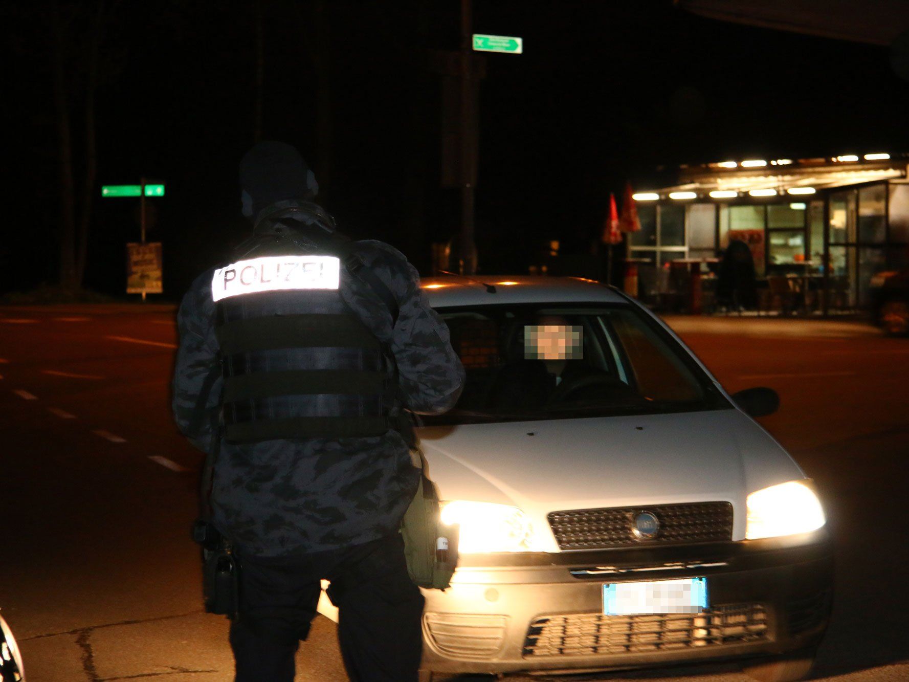 Im Bild: Alarmfahndung nach bewaffnetem Raubüberfall in Lindau. Im Bild: Alarmfahndung nach bewaffnetem Raubüberfall in Lindau.