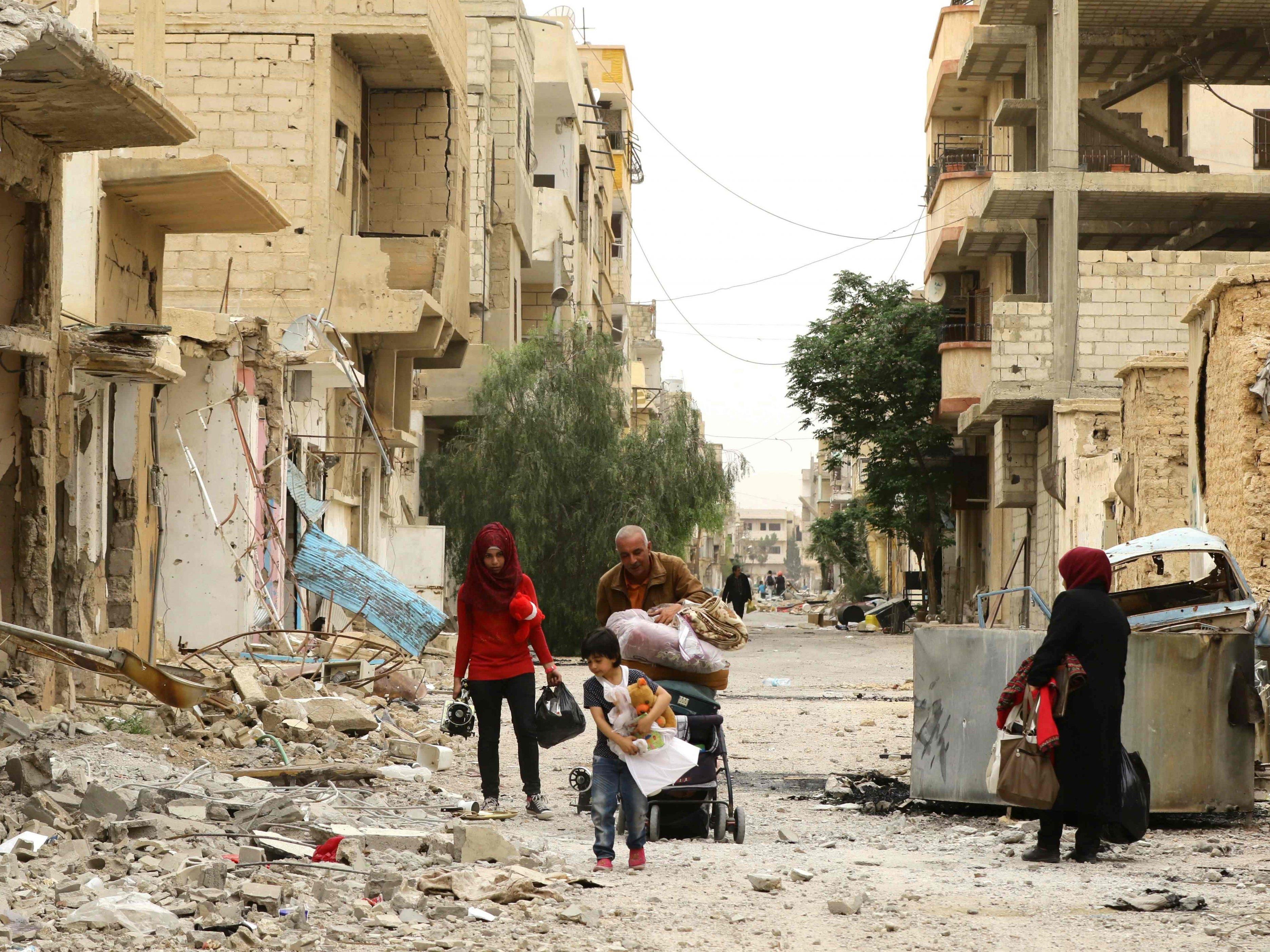 Syrer kehren in die zerstörte Stadt Palmyra zurück.