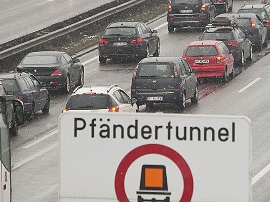 Der Pfändertunnel musste nach einem Unfall kurzzeitig gesperrt werden. Der Pfändertunnel musste nach einem Unfall kurzzeitig gesperrt werden.