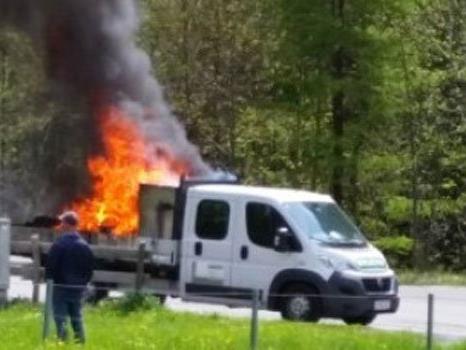 Pritschenwagen begann während Fahrt auf S16 zu brennen.