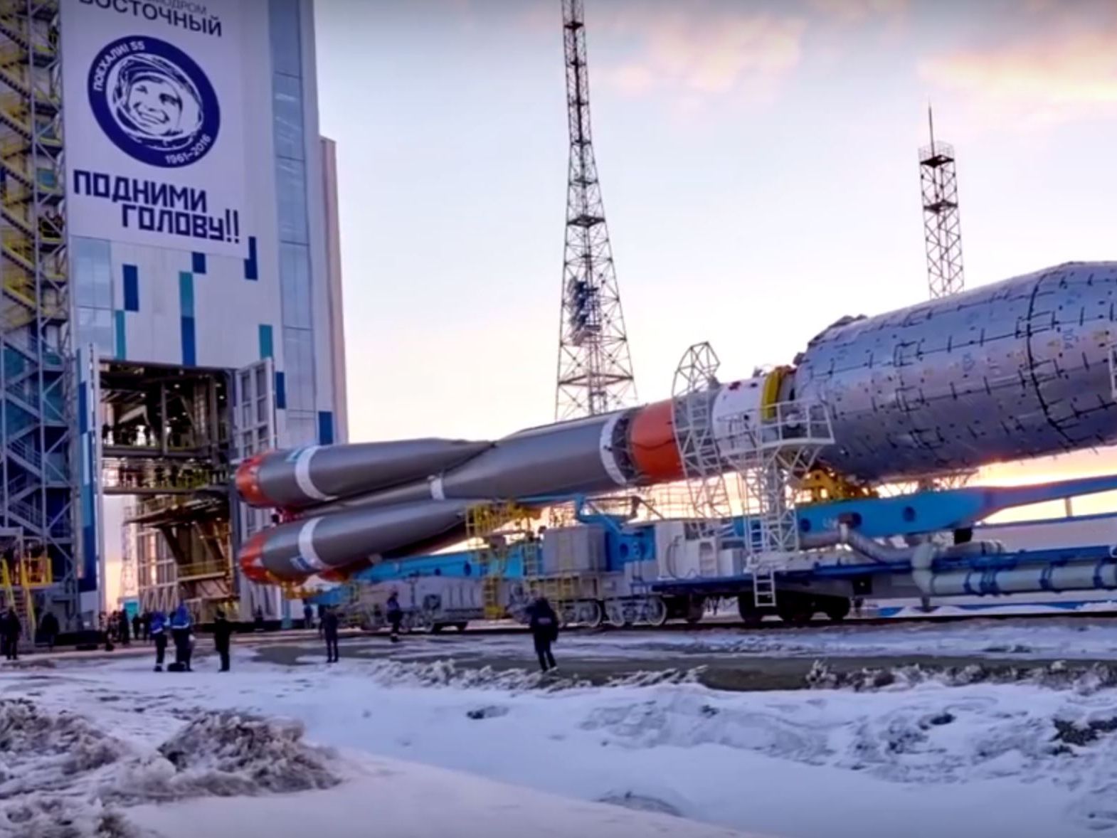 Der start der Rakete wurde um einen Tag verschoben. Der start der Rakete wurde um einen Tag verschoben.