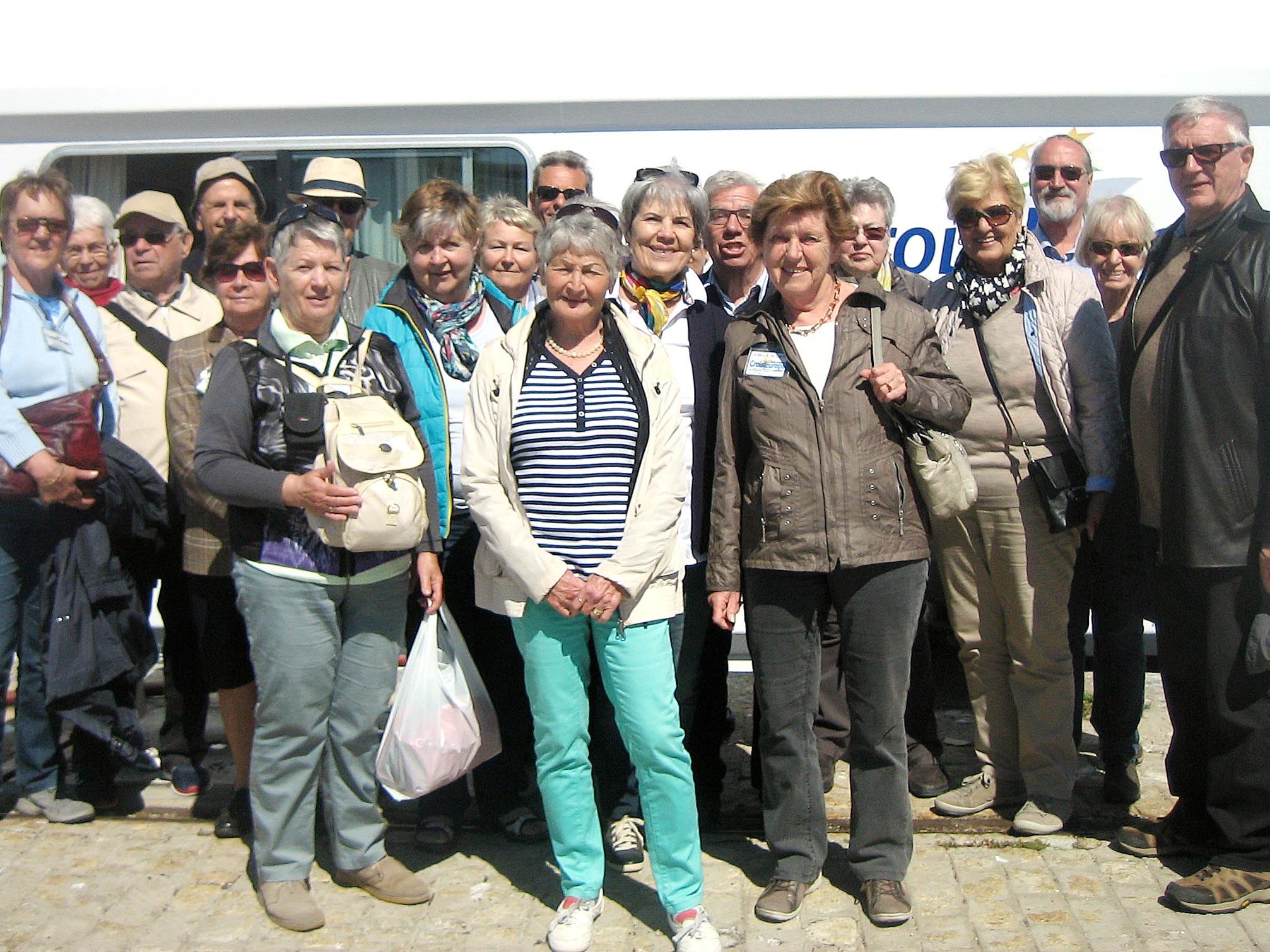 Die Seniorenbund Reisegruppe mit Reiseleiter Franz Abbrederis vor dem MS Cadiz