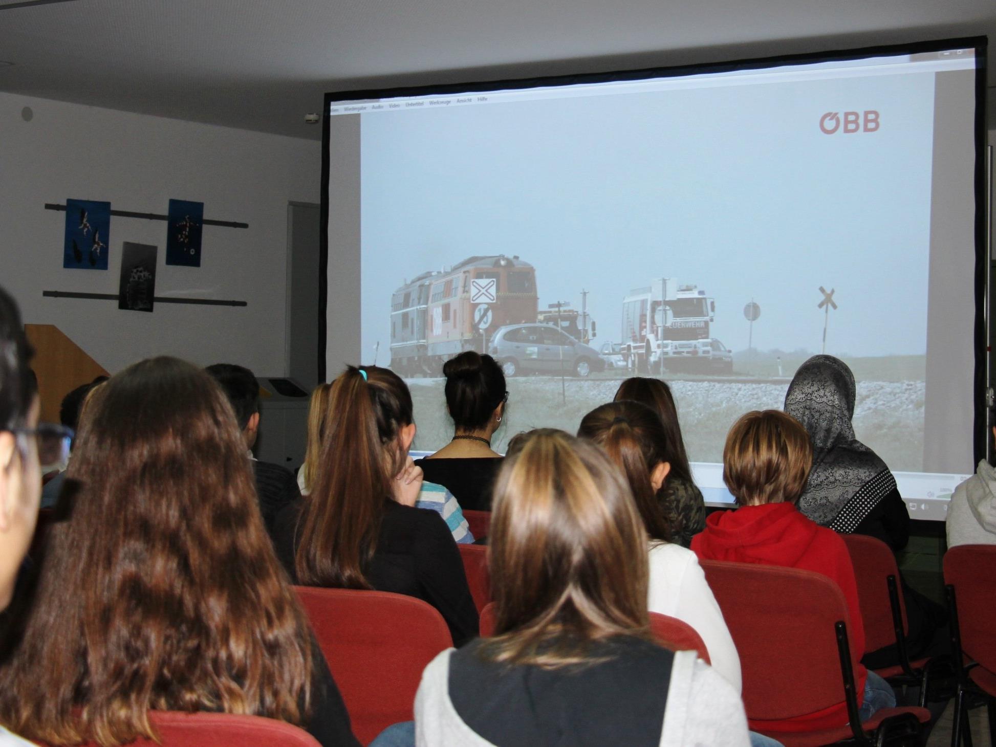 220 Schülerinnen und Schüler verfolgten den spannenden Sicherheitsvortrag der ÖBB in Gisingen.