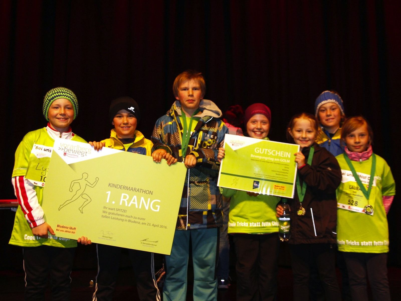 Die Schülerinnen und Schüler der 3./4. Klasse freuen sich über ihren Sieg beim TGS Knirps-Marathon in der Gruppe "Gemischte Klassen" Die Schülerinnen und Schüler der 3./4. Klasse freuen sich über ihren Sieg beim TGS Knirps-Marathon in der Gruppe "Gemischte Klassen"