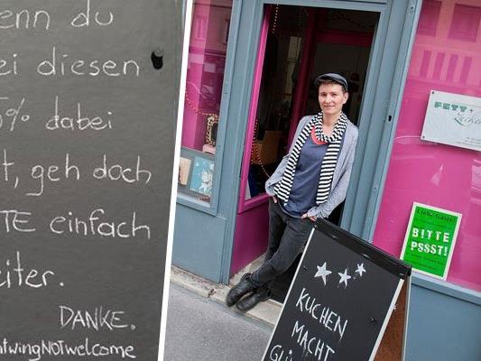 Kaffeehaus-Besitzerin Eva Trimmel sorgt mit ihrem Schild für Aufregung.