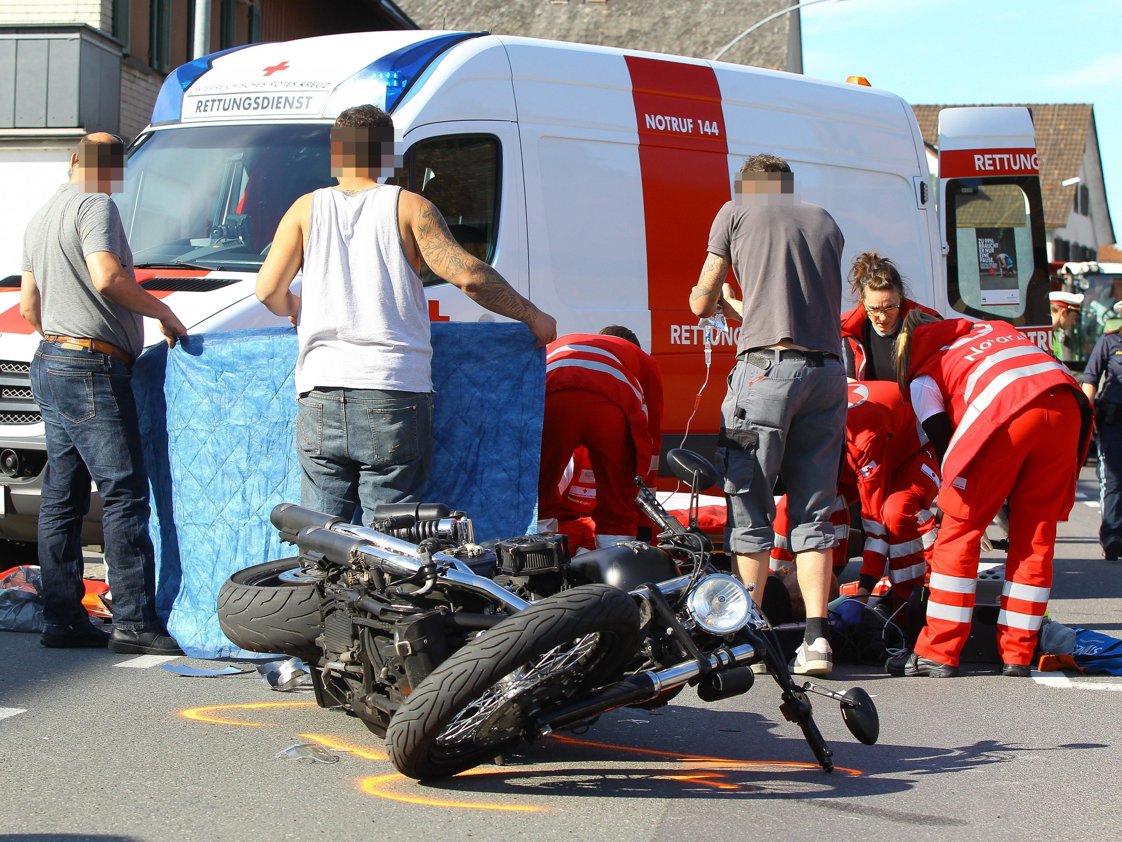 Der Motorradfahrer wurde schwer verletzt.