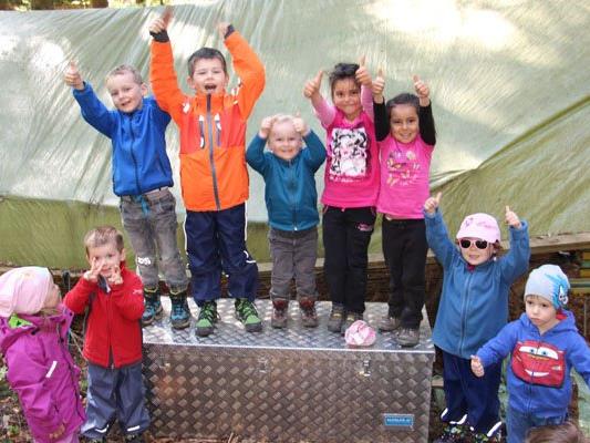 Die Kinder freuen sich über die neue Waldkiste.