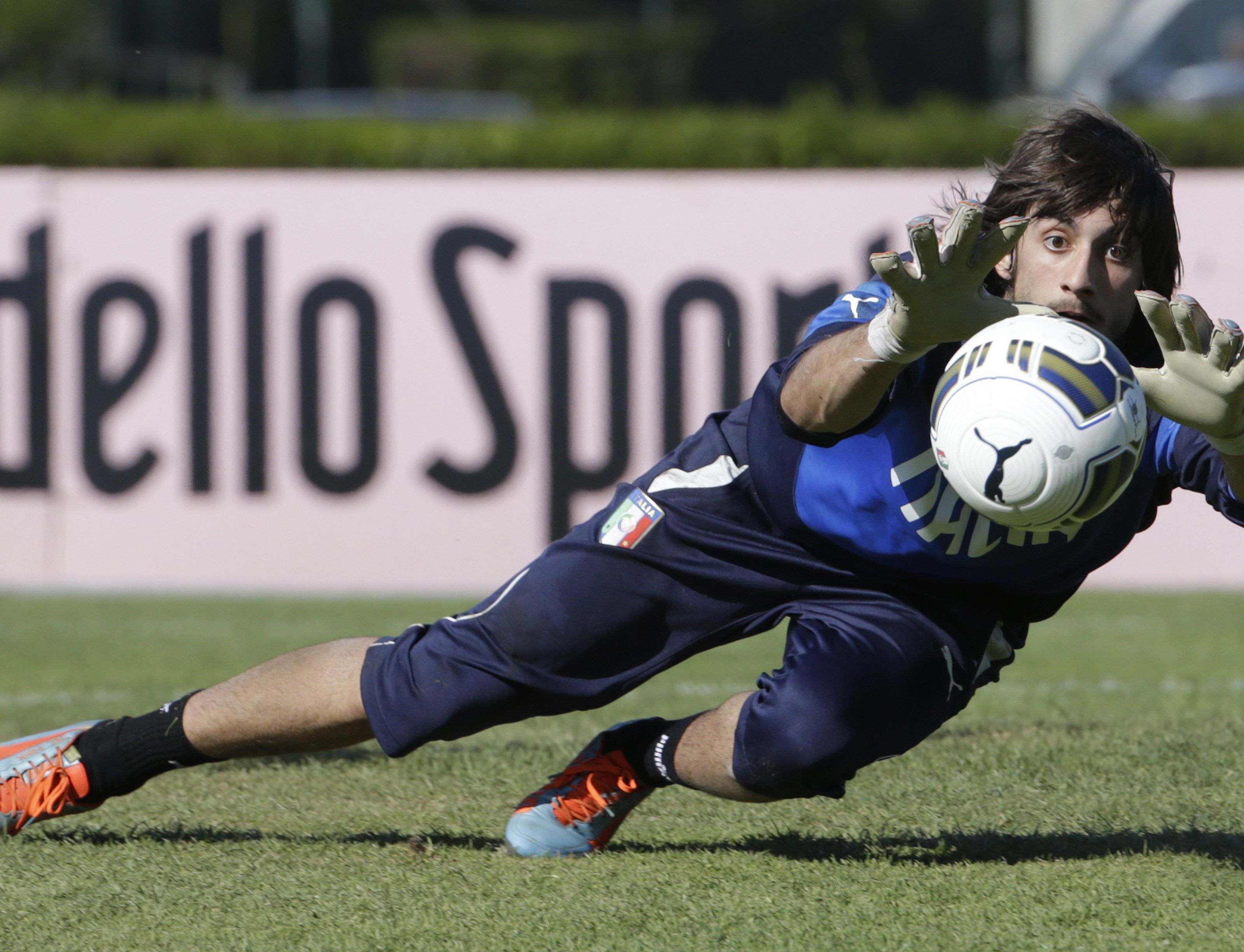 Perin fällt mit einem Kreuzbandriss für die EM aus. Perin fällt mit einem Kreuzbandriss für die EM aus.