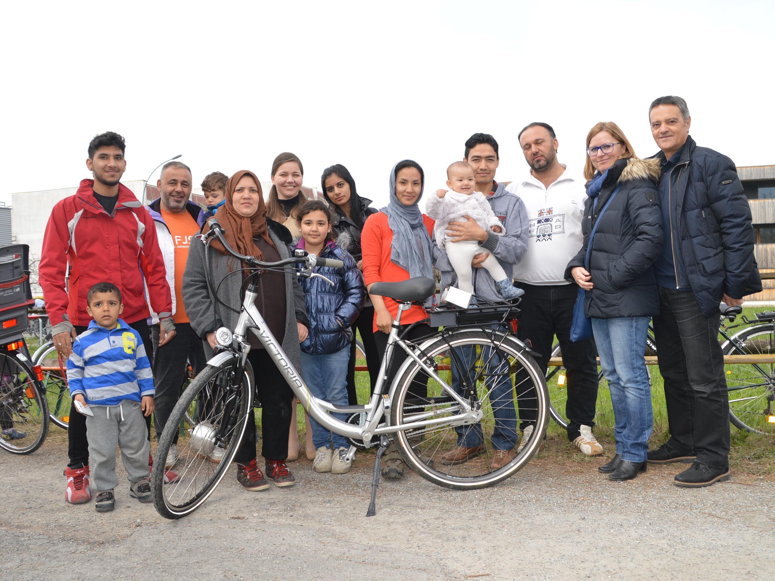 E-Bike Übergabe an die Fraxner Flüchtlingsfamilien.
