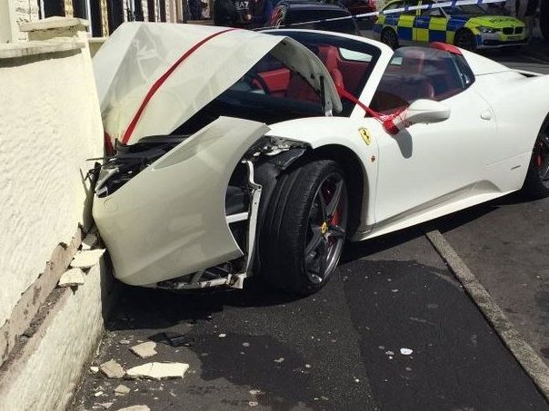 Ferrarti zu Schrott gefahren. Ferrarti zu Schrott gefahren.