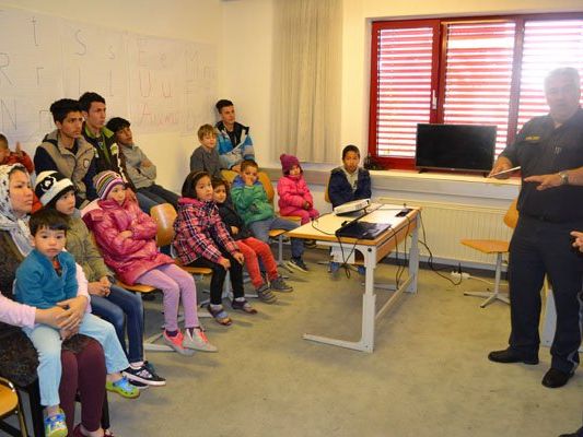 Verkehrserziehung für die Kinder des Flüchtlingshauses „An der Ill“. Verkehrserziehung für die Kinder des Flüchtlingshauses „An der Ill“.