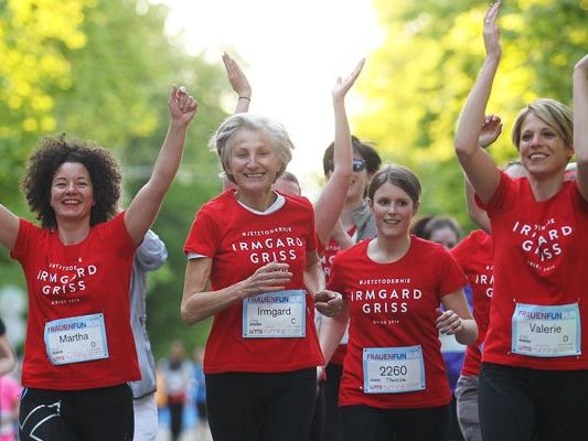 Auch Irmgard Griss lief mit durch die Zielgerade, Auch Irmgard Griss lief mit durch die Zielgerade,