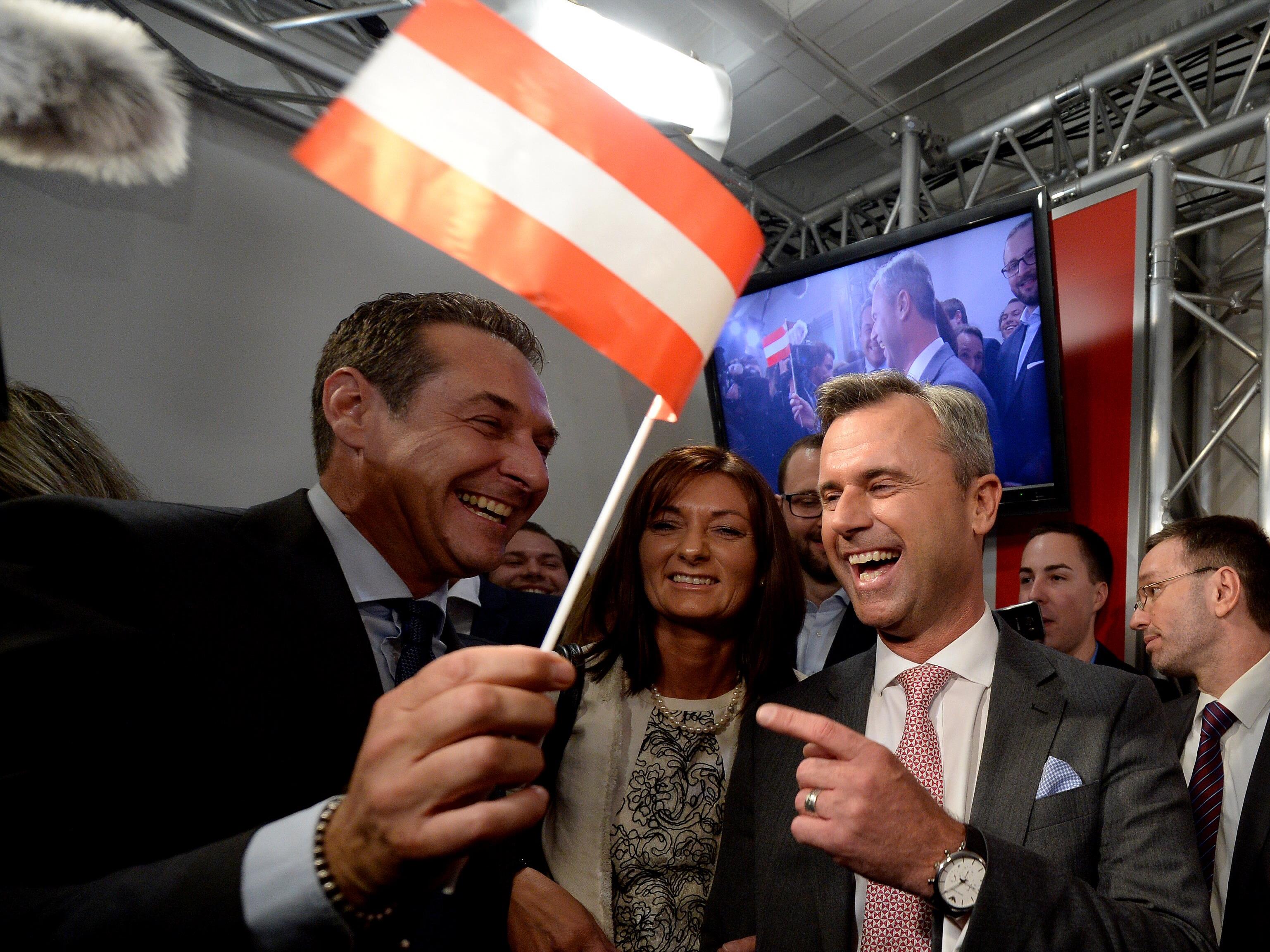 FPÖ-Kandidat Hofer triumphiert bei Vorentscheid zur Bundespräsidentenwahl.