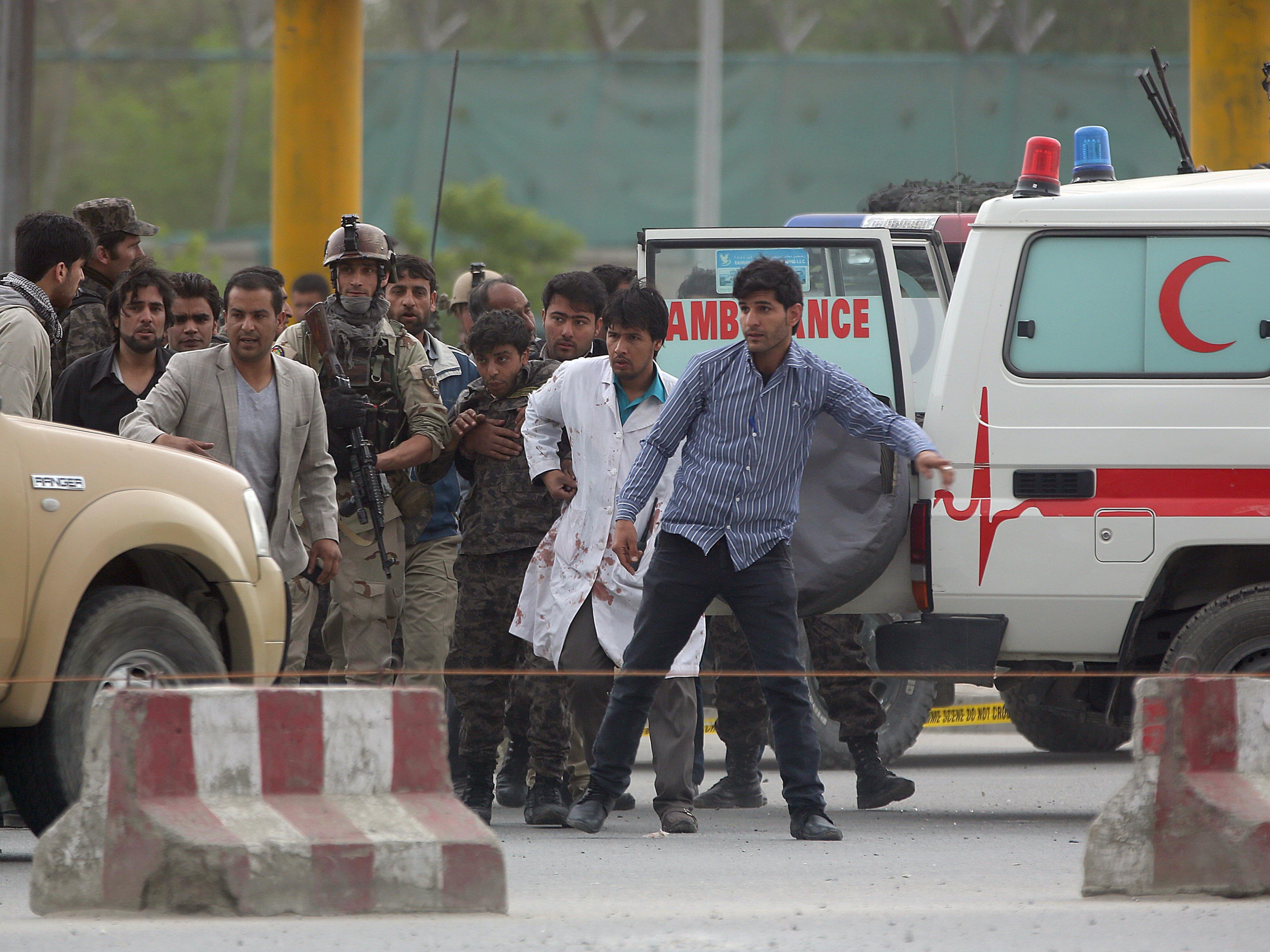 Nach einer schweren Bombenexplosion in der afghanischen Hauptstadt Kabul steigt die Zahl der Verletzten dramatisch.