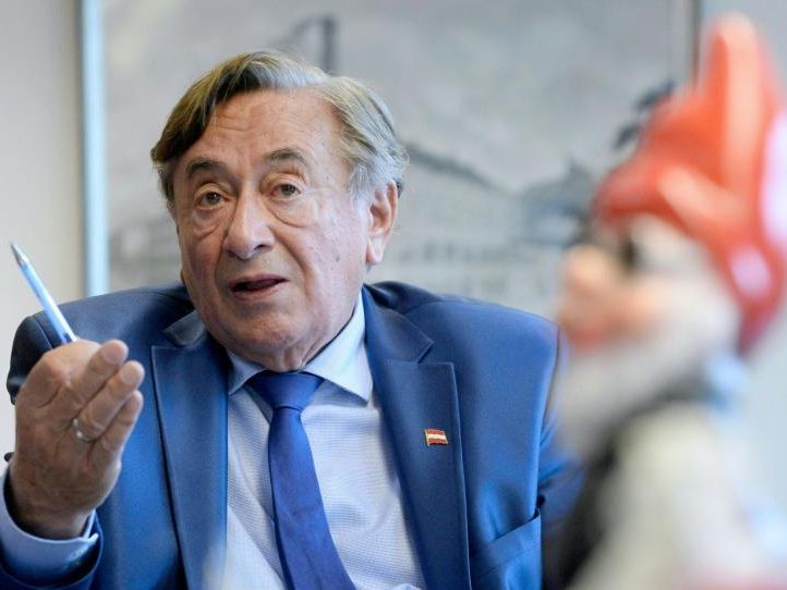 Lugner im Interview vor der BP-Wahl. Lugner im Interview vor der BP-Wahl.