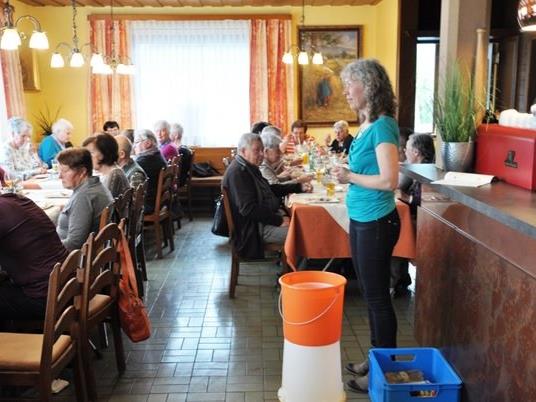 Diätologin Frau Sonja Holzknecht beim Sattaaser Mittagshock im Gasthaus Stern