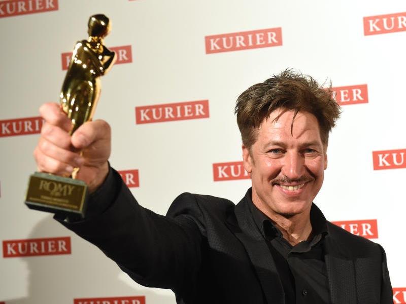 Schauspieler Tobias Moretti mit seinem Romy. Schauspieler Tobias Moretti mit seinem Romy.