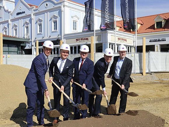 (v.l.n.r.) Bezirkshauptmann Martin Huber, Center Manager Mario Schwann, Landeshauptmann Hans Niessl, Director McArthurGlen Development Pieter Van Voorst Vader und Parndorf Bürgermeister Wolfgang Kovacs (v.l.n.r.) Bezirkshauptmann Martin Huber, Center Manager Mario Schwann, Landeshauptmann Hans Niessl, Director McArthurGlen Development Pieter Van Voorst Vader und Parndorf Bürgermeister Wolfgang Kovacs