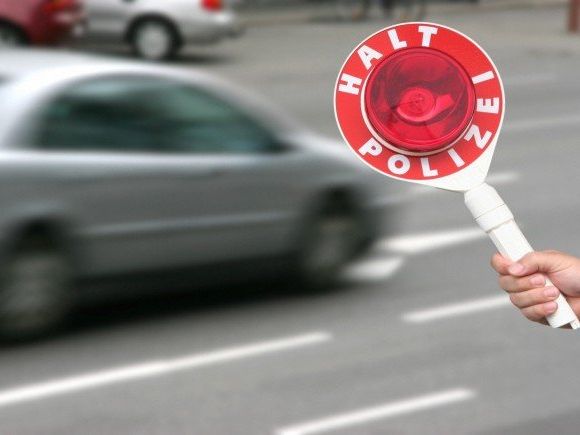 Ein Raser wurde von einem Polizisten gestoppt - mit Konsequenzen Ein Raser wurde von einem Polizisten gestoppt - mit Konsequenzen