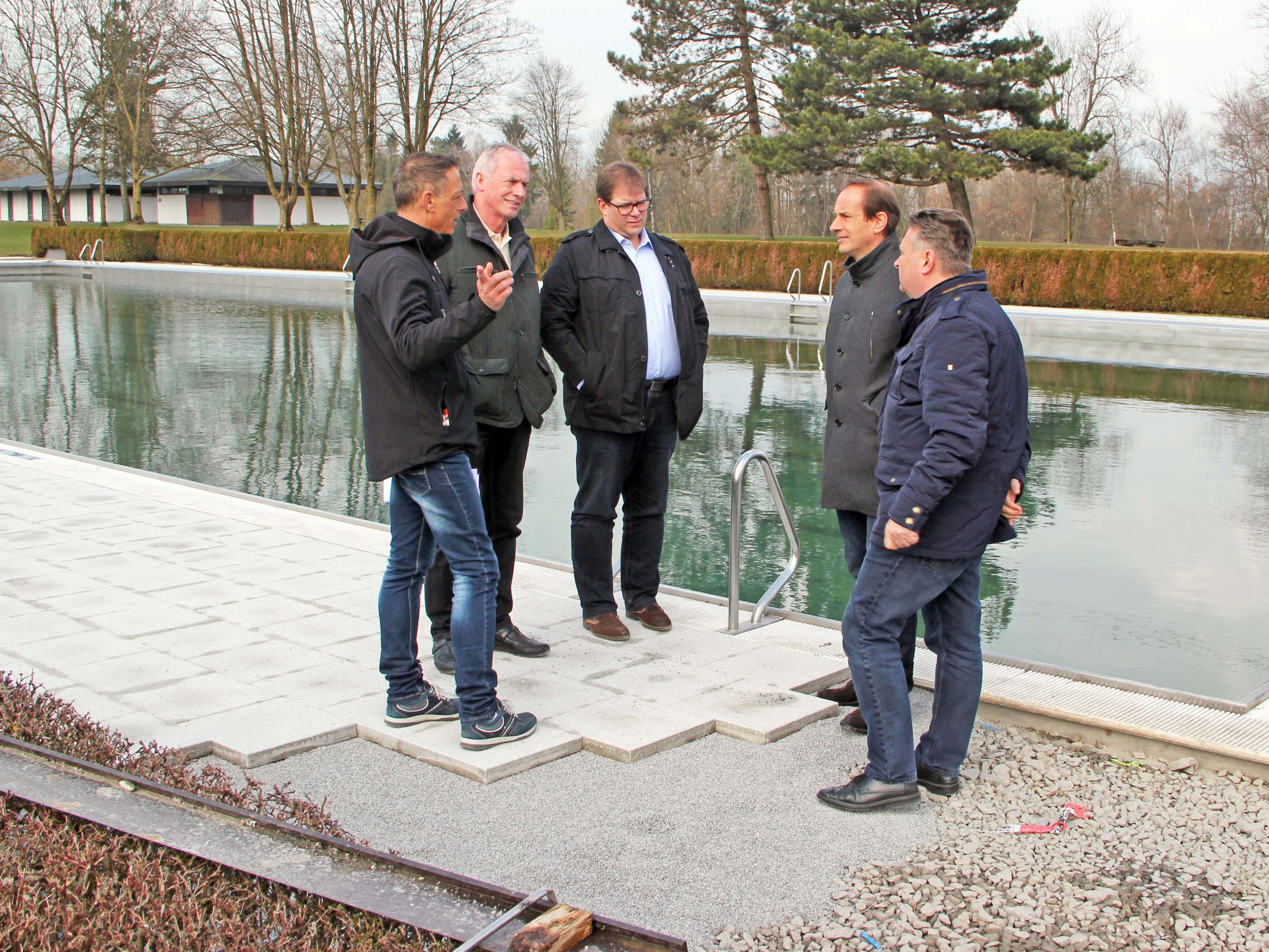 Die Bürgermeister der umliegenden Gemeinden machen sich vor Ort ein Bild über den Fortschritt der Arbeiten im Erholungszentrum Rheinauen in Hohenems.