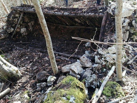 Das Skelett wurde in einer Art Grabstätte entdeckt. Das Skelett wurde in einer Art Grabstätte entdeckt.