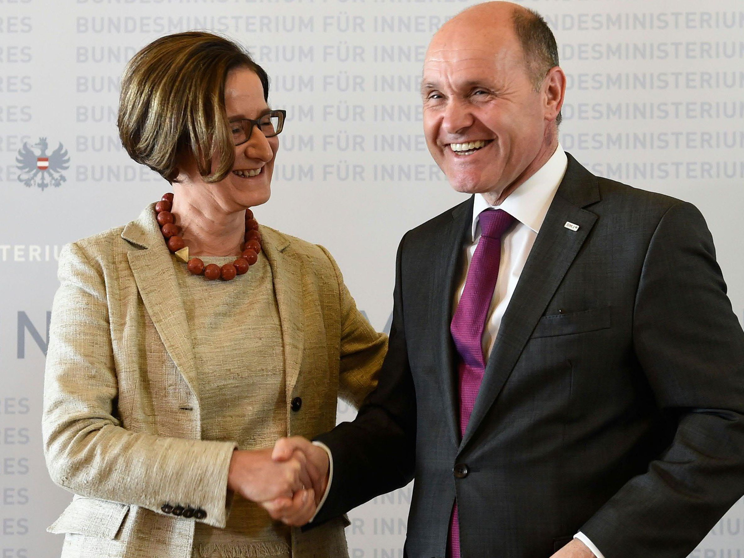 ÖVP-Rochade: Mikl-Leitner geht nach NÖ zurück, Sobotka kommt von dort ins Innenministerium. ÖVP-Rochade: Mikl-Leitner geht nach NÖ zurück, Sobotka kommt von dort ins Innenministerium.