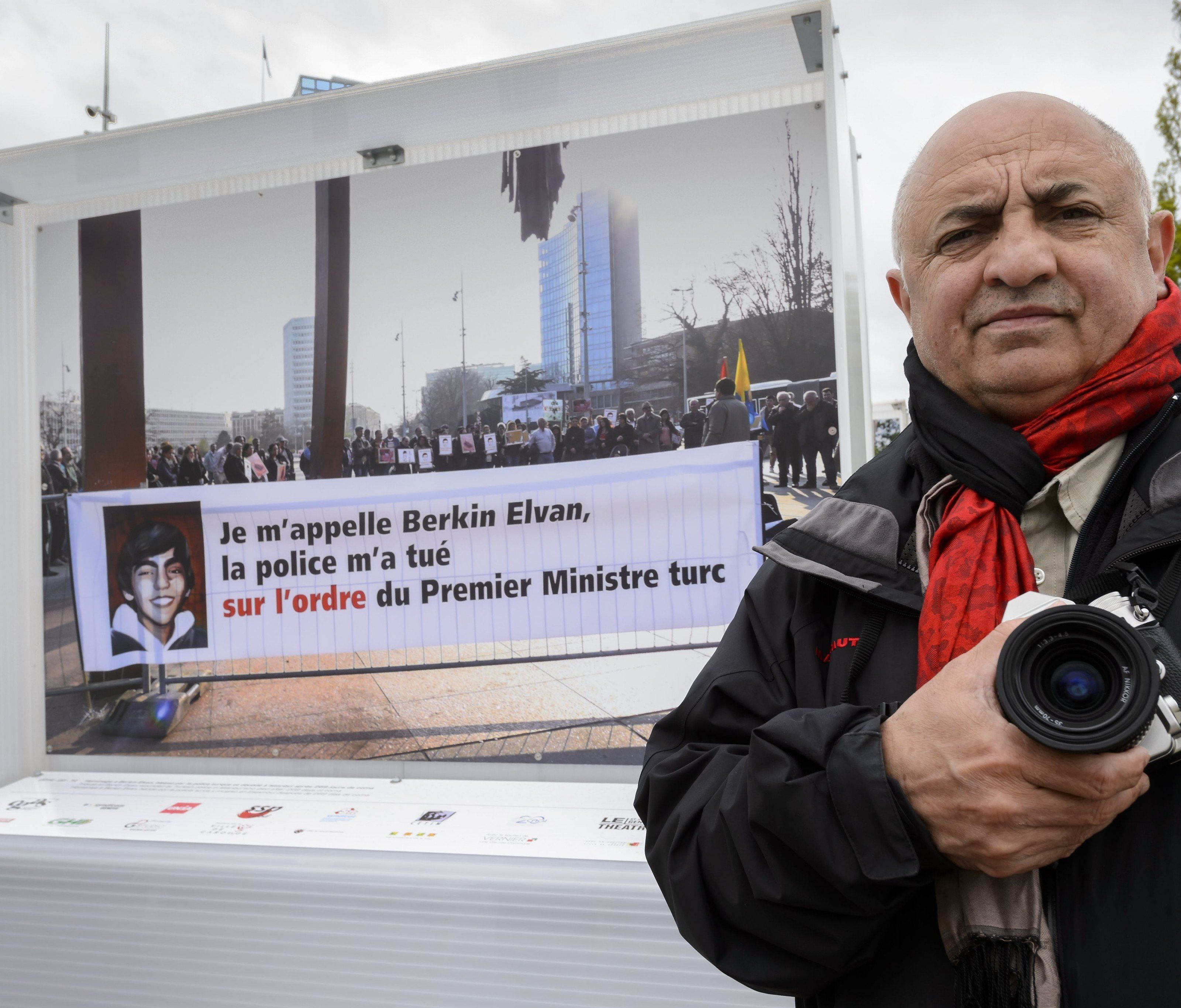 Demir Sönmez vor seinem Foto, das der Türkei so gar nicht ins eigene Bild passen mag. Demir Sönmez vor seinem Foto, das der Türkei so gar nicht ins eigene Bild passen mag.