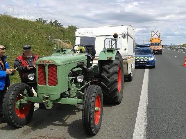 So ein Traktor mit Wohnanhänger auf der Autobahn fällt auf.