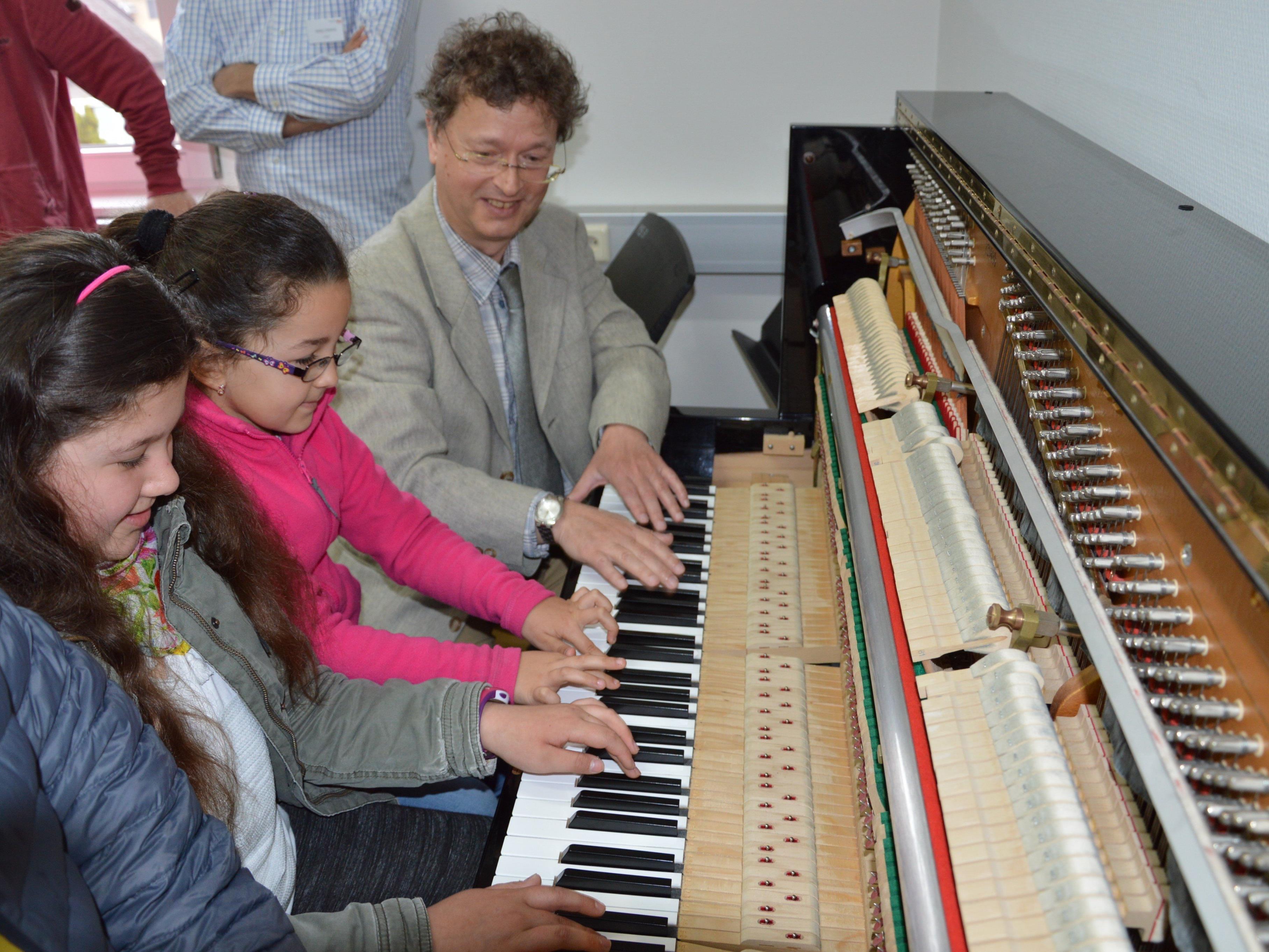 Nicht nur “Tag der offenen Tür”, sondern sogar “Tag des offenen Klaviers” mit Lehrer Ferenc Röczey.
