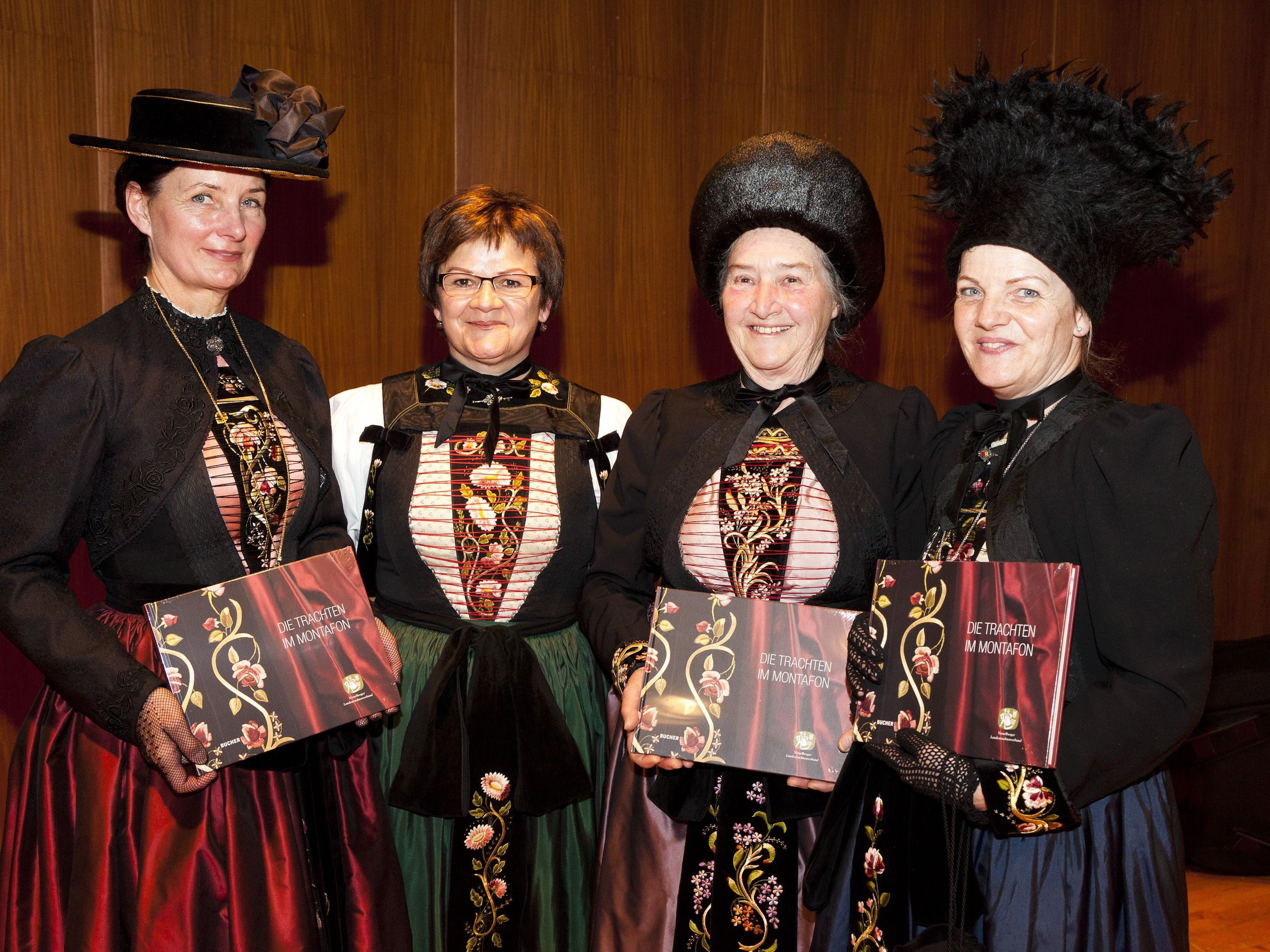 Im Haus des Gastes in Schruns wurde das Buch "Die Trachten im Montaofn" präsentiert. Im Haus des Gastes in Schruns wurde das Buch "Die Trachten im Montaofn" präsentiert.