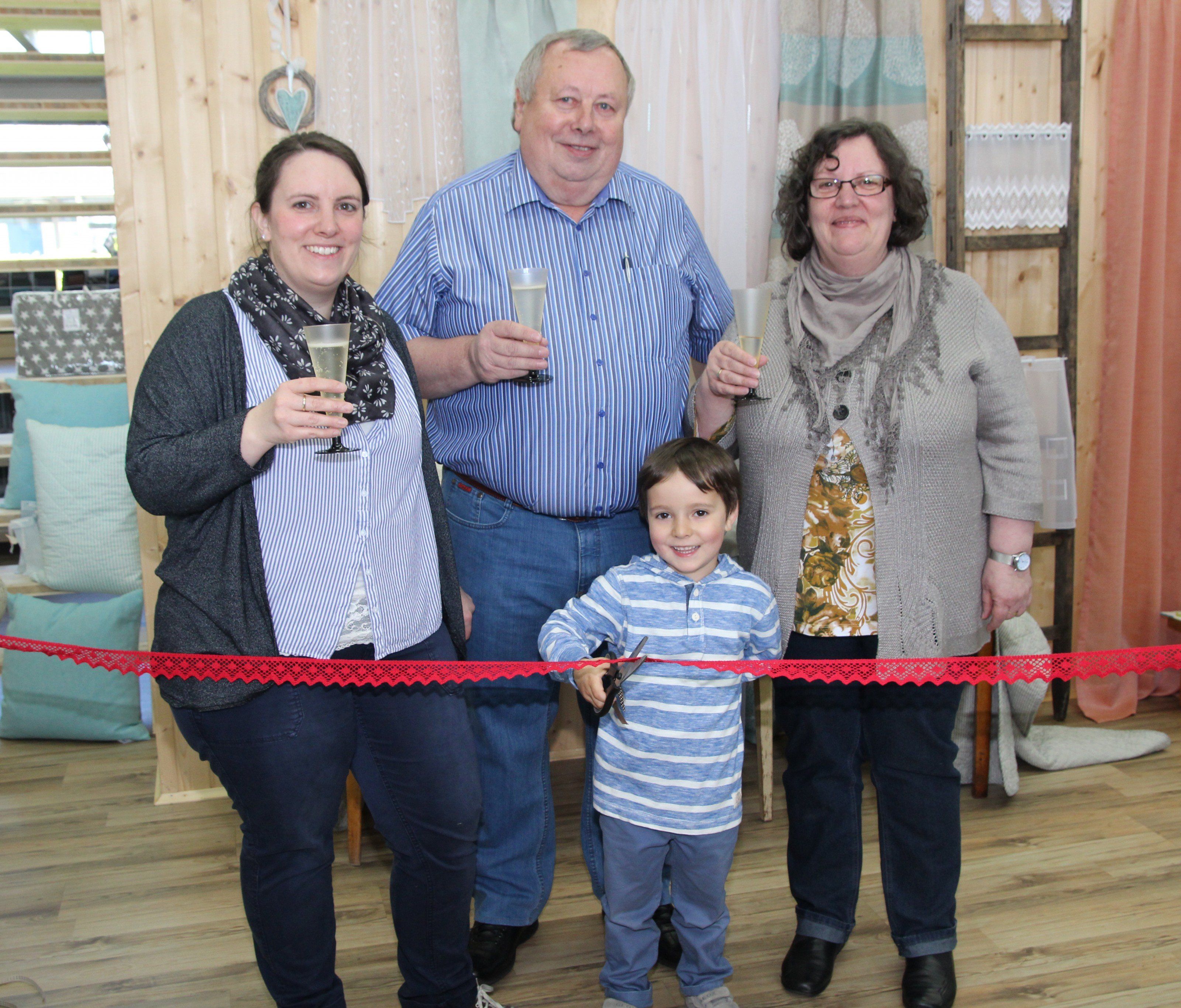 Familienfoto: Claudia Nigsch-Grossmann, Henry und Elisabeth Grossmann mit Jakob Familienfoto: Claudia Nigsch-Grossmann, Henry und Elisabeth Grossmann mit Jakob