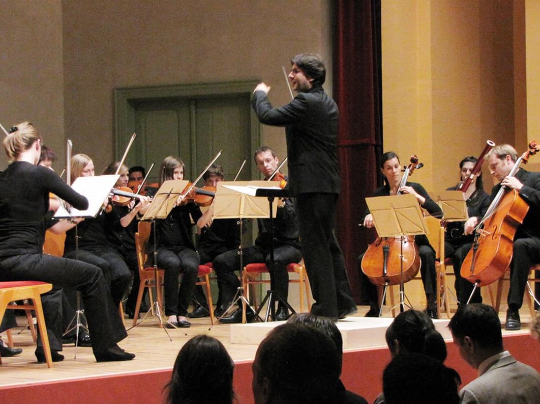 Das „tonart“-Kammerorchester unter Markus Pferscher umrahmt die Eröffnungfeier musikalisch.